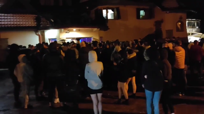 Dzikie tłumy przed dyskoteką na Podhalu