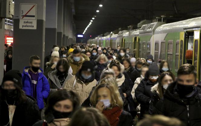 Pasażerowie podróżują jak sardynki w puszce. Horror na kolei