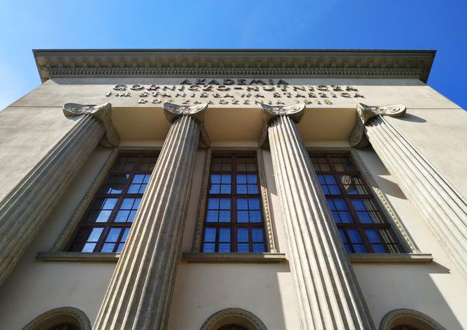 Studenci stacjonarni AGH będą chodzić na zajęcia w weekendy? Uczelnia rozważa taką opcję