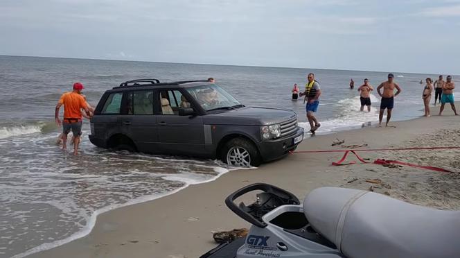 Wjechał Range Roverem na plażę i utknął w Bałtyku