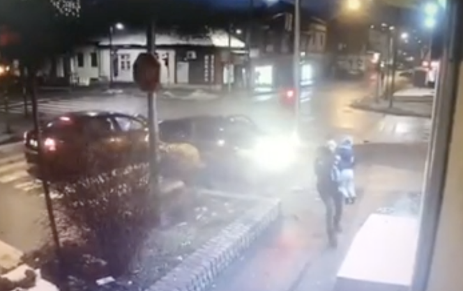 Matka z dzieckiem CUDEM uniknęła śmierci, słup uratował jej życie