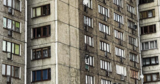 Wyszków. Dzieci 30-latki w mieszkaniu z martwym mężczyzną. Prokuratura: Brali dopalacze