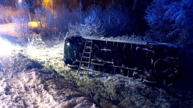 Ciężkowice. Samochód dostawczy wypadł z jezdni do rowu. Jedna osoba w szpitalu