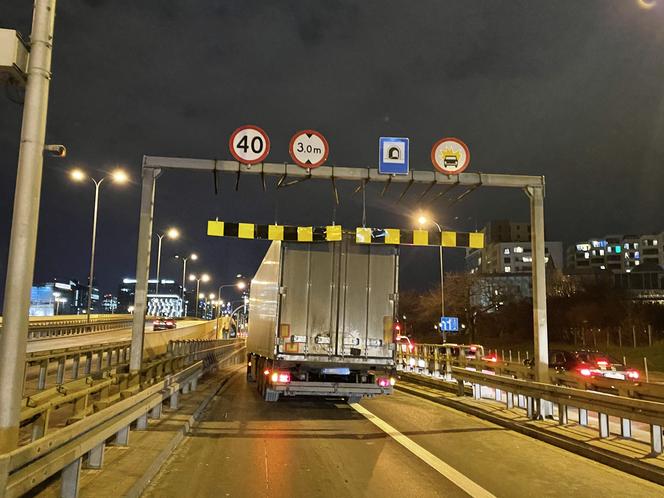 TIR próbował wjechać w tunel w Al. Jerozolimskich