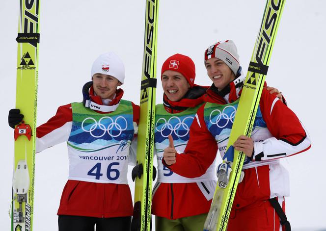 Adam Małysz (z lewej), Simon Ammann (w środku) i Gregor Schlierenzauer (z prawej)