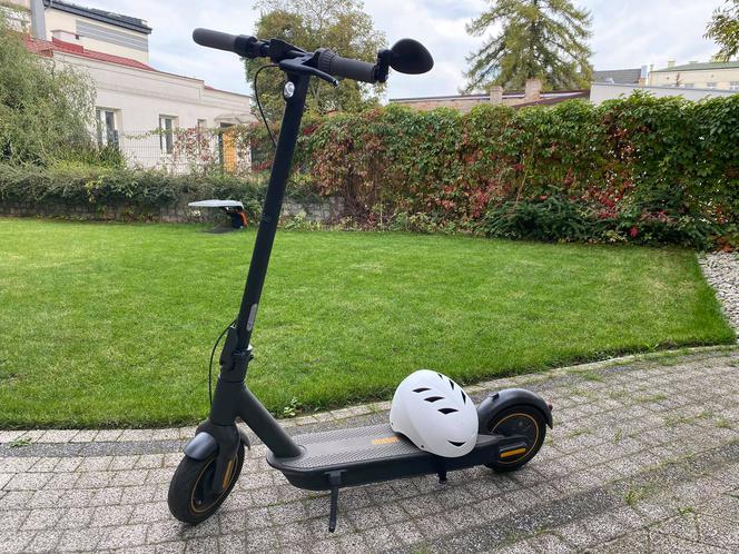 Hulajnogi elektryczne zapewniają szybki transport. Korzystając z nich, należy jednak pamiętać o ostrożności. Warto mieć na sobie kask podczas jazdy