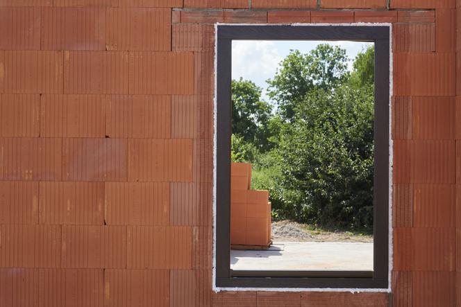 Prawidłowo osadzone okno w ścianie dwuwarstwowej z pustaków Porotherm 25 Dryfix