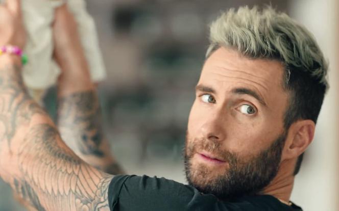 Adam Levine reklamuje... pieluchy! Tutaj się go nie spodziewaliście!