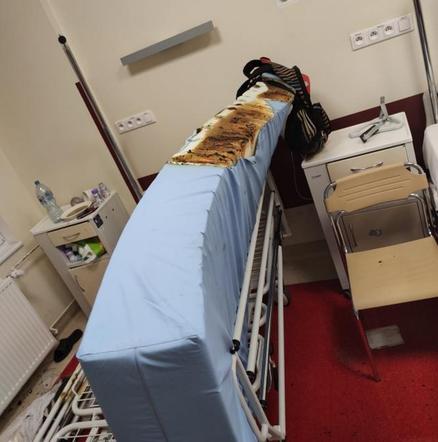 Groźny pożar w szpitalu! Płonął materac, na którym leżał pacjent. Wszystko przez potworny nałóg