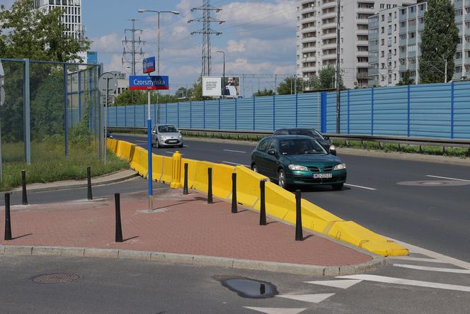 Zamknęli zjazd na osiedle. Mieszkańcy są wściekli