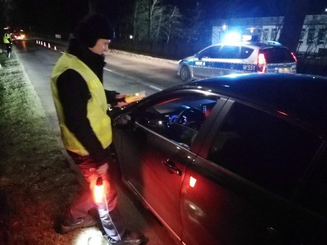 Policjanci zatrzymali pijanego kierowce, który wydmuchał 2,5 promila alkoholu!