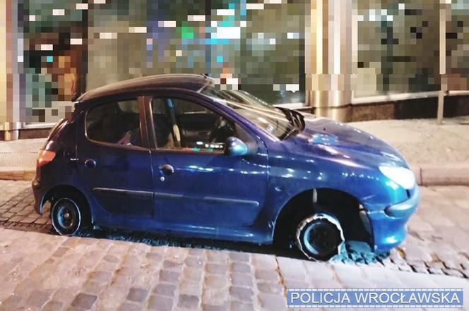 Jechał po Rynku samochodem bez opon