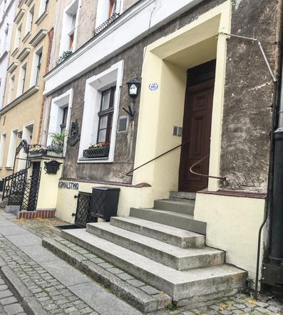 Mieszkanie kobiety z Torunia, która siedzi w areszcie za złamanie kwarantanny