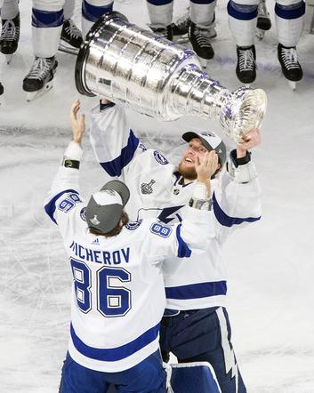 drużyna Tampa Bay Lightning ze zdobytym Pucharem Stanleya