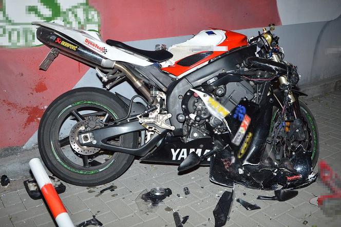 Moc go przerosła. Motocyklista bez uprawnień zakończył jazdę na ogrodzeniu