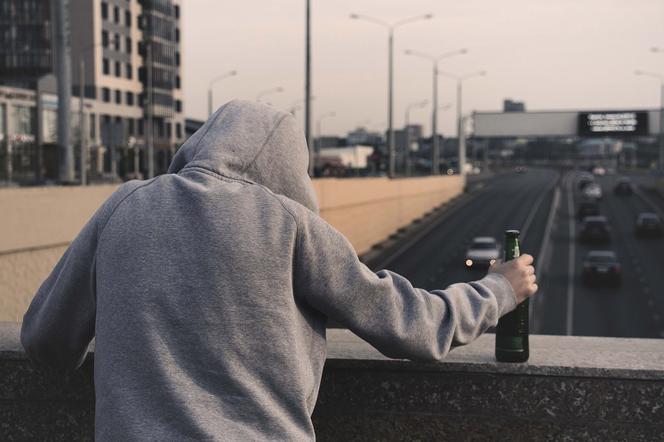 Limanowa. Ruch ZABLOKOWANY przez pijanego mężczyznę. Miał zadziwiający powód