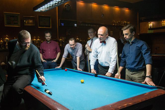Korwin Mikke gra w bilard