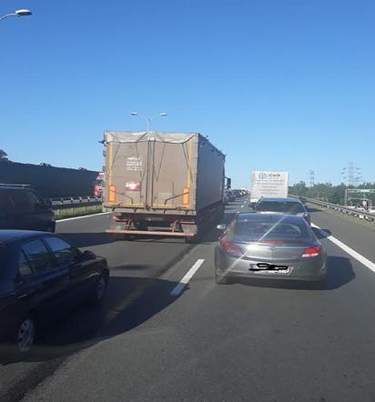 Potężny korek na S86 z Sosnowca do Katowic. Z ciężarówki wylały sie płyny eksploatacyjne. Lorek ma juz 11 kilometrów!