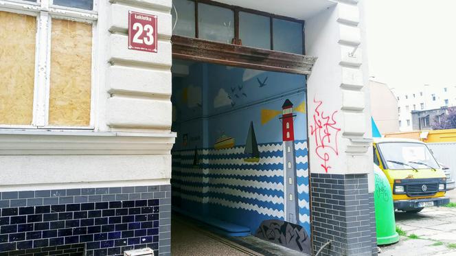 Niecodzienna metamorfoza bramy w kamienicy przy ul. Łokietka