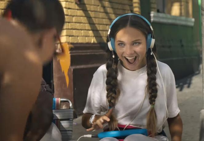 Maddie Ziegler w filmie Music, który nakręciła Sia