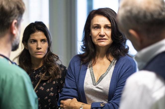 Zawsze warto 2 sezon odc. 17 (odc. 5). Maria Wardecka (Małgorzata Pieczyńska), Marta (Weronika Rosati)