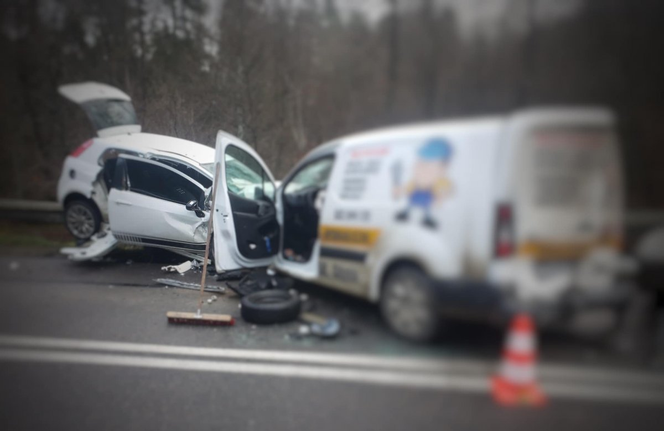 Wejherowo: Obaj kierowcy przeżyli zderzenie czołowe. Mieli dużo szczęścia! Policja apeluje