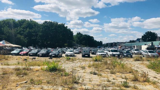 Nielegalny parking przy stadionie Szyca