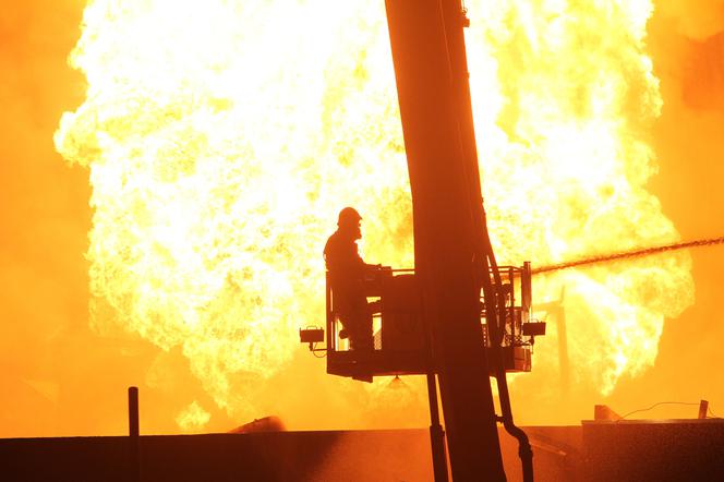 Ogromny pożar w warsztacie samochodowym w Mysłowicach. Z ogień walczy 20 zastępów straży