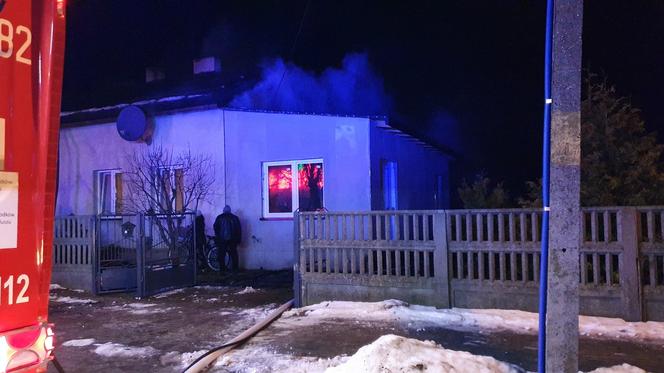 Zelów: 2-godzinna walka z pożarem kotłowni! W akcji ranny został strażak