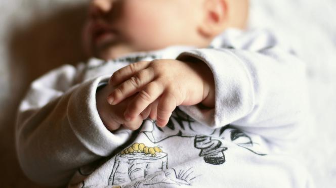 Dziecko uwięzione w aucie! Matka zostawiła w środku kluczyki