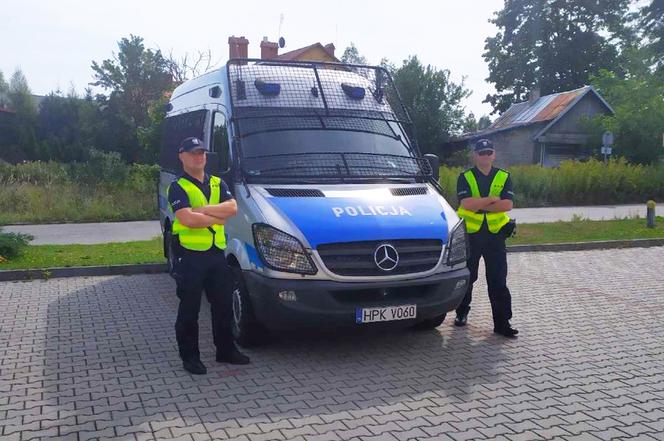 Policjanci, którzy eskortowali rodzącą kobietę i jej męża do szpitala