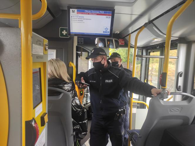 Olkusz. Policjanci kontrolują autobusy. Ci pasażerowie najczęściej nie noszą maseczek
