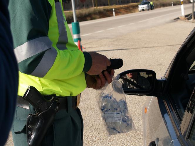 Pijana 16-latka za kółkiem osobówki, obok 19-letni kolega. Sprawą zajmie się sąd rodzinny