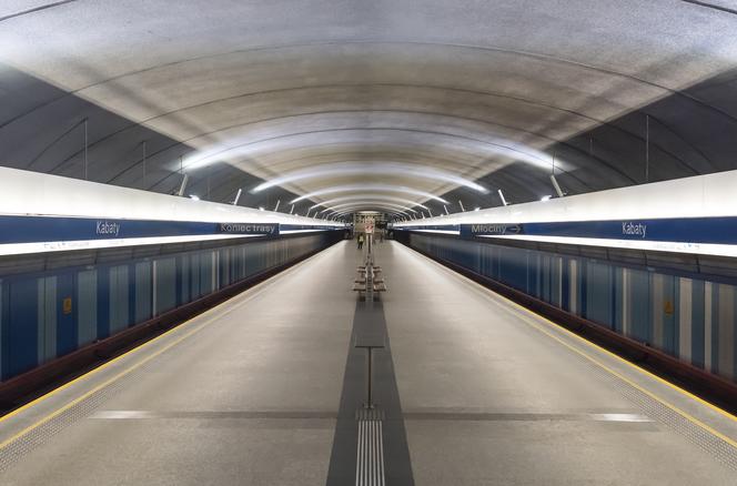 Dramat na stacji metra. Młody mężczyzna upadł i zsiniał. Nie pomogli mu, bo myśleli, że to pijak
