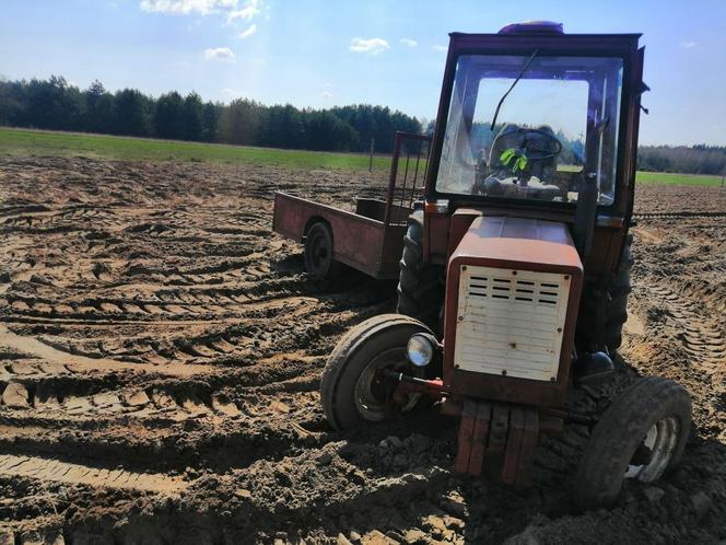 Przerażający wypadek na Mazowszu. Mężczyzna wypadł z ciągnika, maszyna dwa razy po nim przejechała