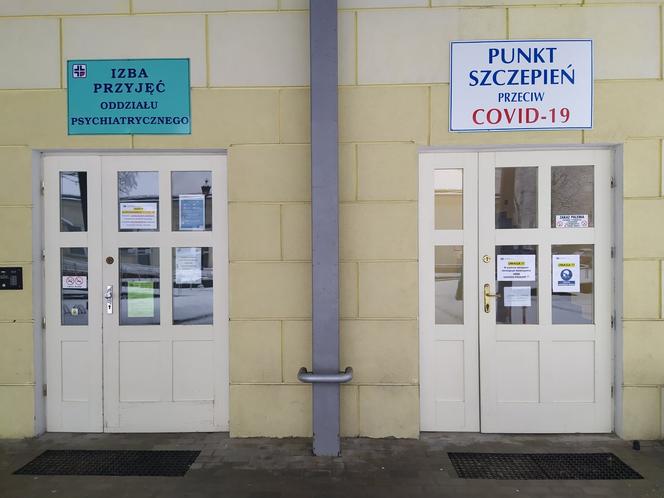 Wejście do punktu szczepień przeciwko COVID-19 przy siedleckim Szpitalu Miejskim