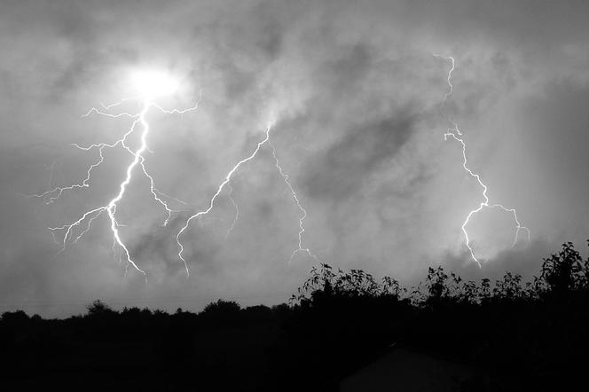 Burze na Lubelszczyźnie. Pożar zboża i instalacji gazowej