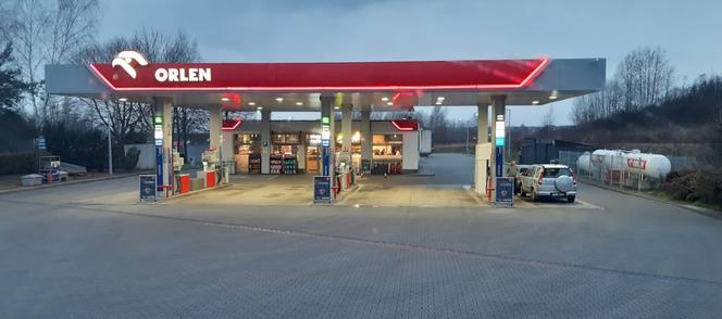 Śląskie: Chwile grozy na stacji Orlen. Ciężarówka najechała na zbiornik z gazem. Doszło do rozszczelnienia