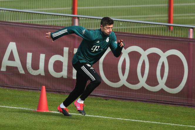 Lewandowski już obciąża kolano