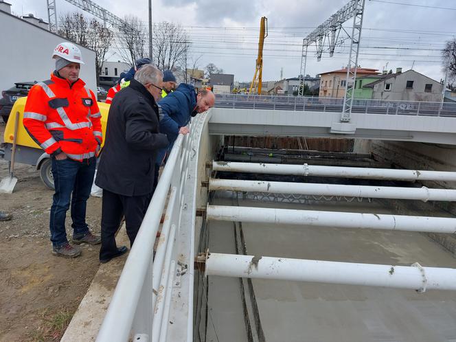 RZESZÓW: Betonowanie płyty dennej wiaduktu zakończone. W trybie ciągłym pracowało 16 betoniarek
