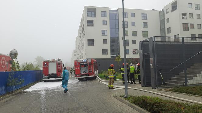 Górczewska: zapalił się samochód w garażu podziemnym. Na miejscu 45 strażaków