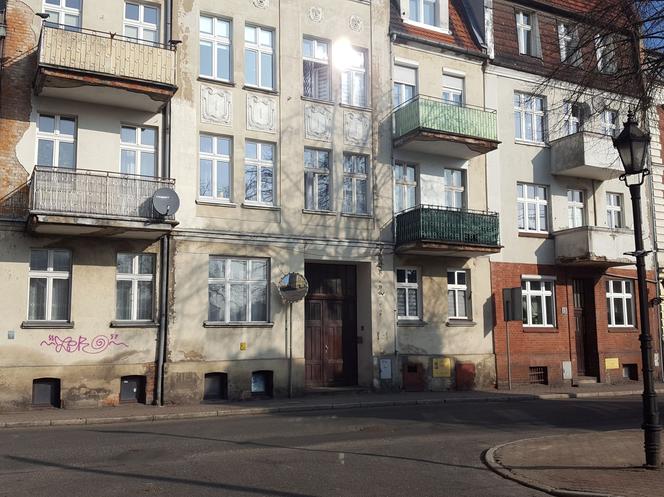 Przyczyny śmierci na razie nieznane. W kamienicy w centrum Leszna znaleziono zwłoki