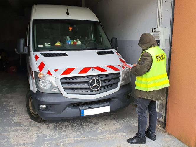 Kierowca stracił prawo jazdy, a pasażer trafi do więzienia. Był poszukiwany listem gończym