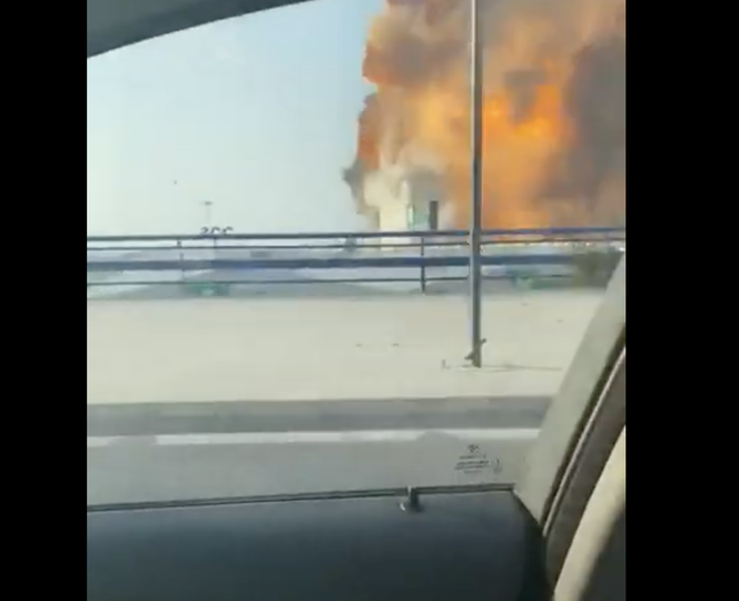 Fala uderzeniowa zmiażdżyła BMW na autostradzie