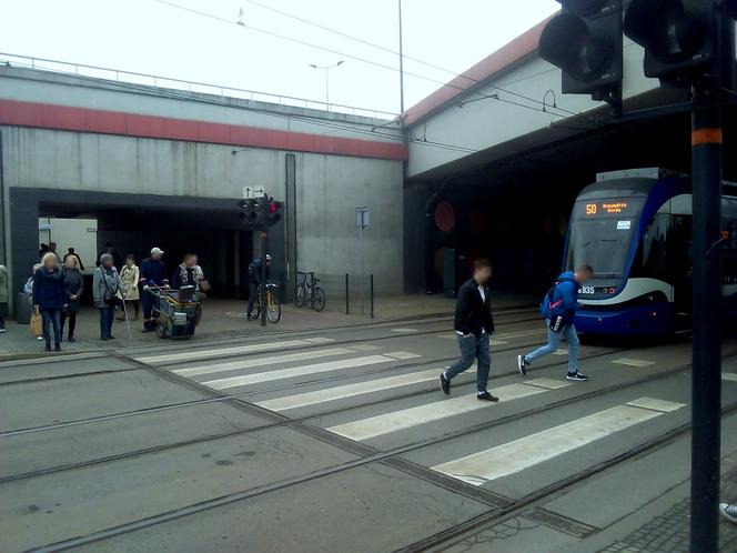 Piesi notorycznie przechodzą tutaj na czerwonym świetle