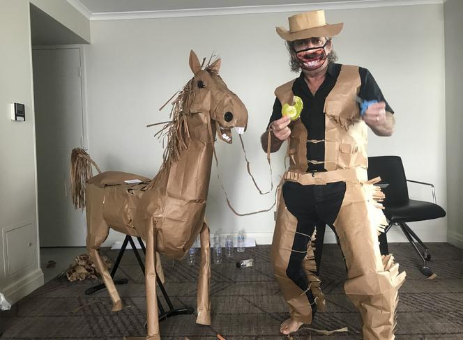 Papierowy kowboj na kwarantannie w australijskim hotelu
