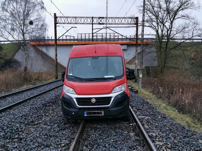 Samochód porzucony na torach