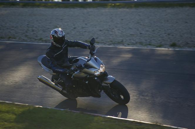 Jadąc na motorze nie zauważył, że... zgubił pasażerkę. 20-latka cała połamana. Szok!
