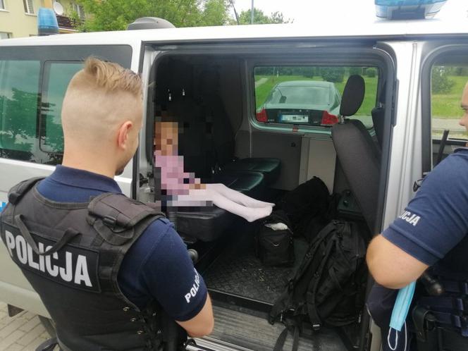 Bosa dziewczynka chodziła po Suwałkach. Rowerzysta postanowił zareagować