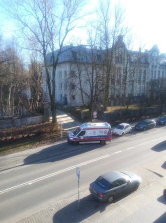 Mysłowice. Mężczyzna czekał na pomoc na chodniku przed szpitalem. Nie otrzymał jej